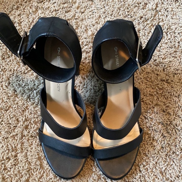 Black Heels - Picture 2 of 4